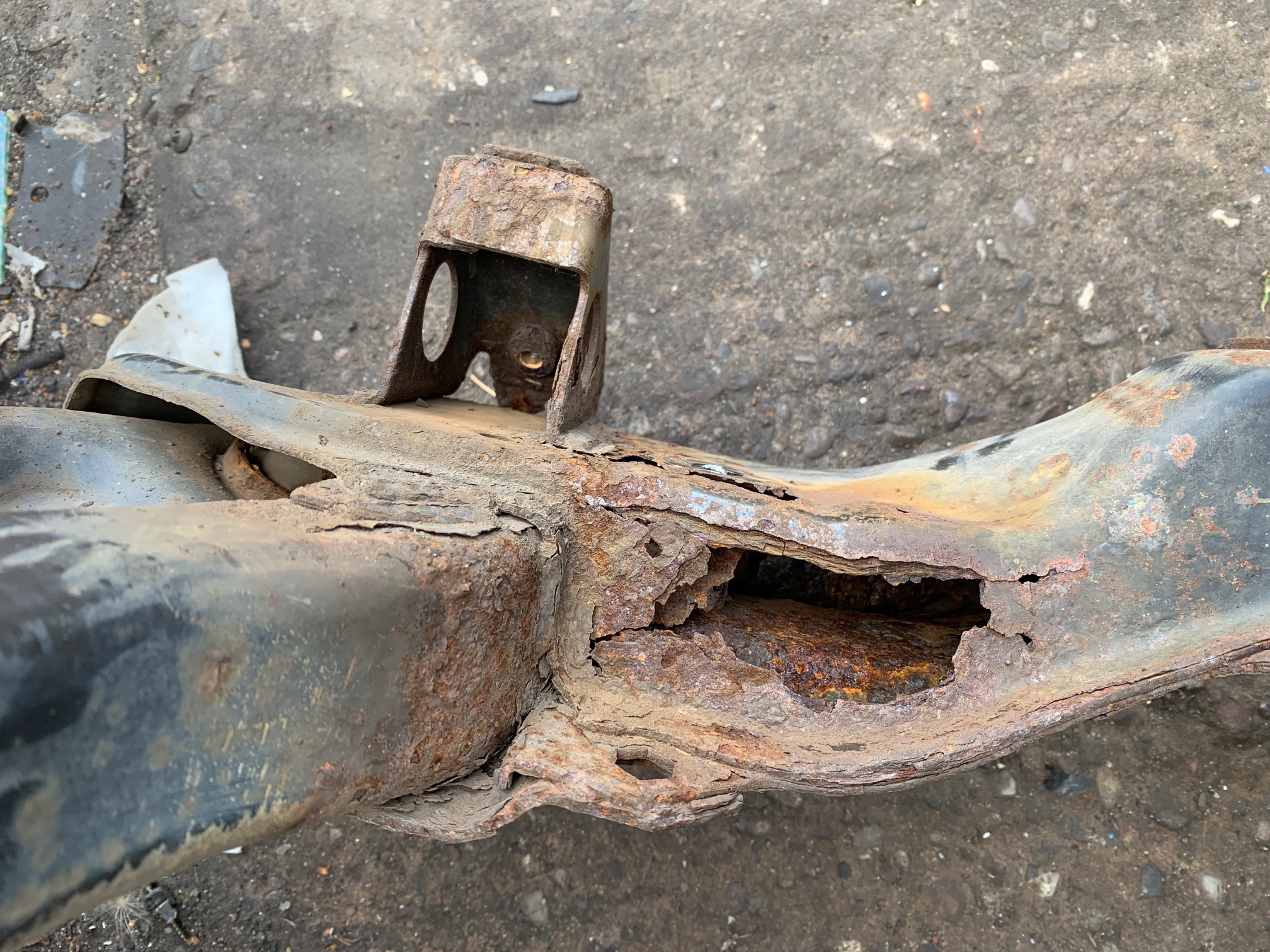 Vauxhall Meriva rotten subframe. – Aarons Autos