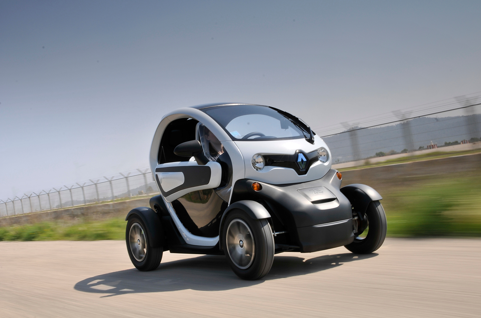 Renault TWIZY Gear Oil and Brake Fluid Change. Aarons Autos